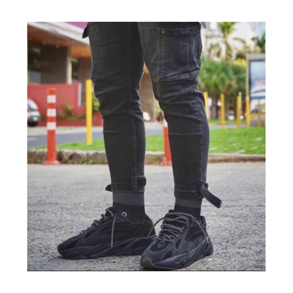 Adidas Yeezy Boost 700 V2 Vanta - Picture 6 of 15